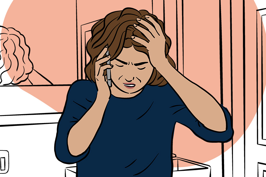 Betroffene Frau, gebeugt mit Telefon, unzufriedenen und verzweifelten Gesichtsausdruck mit einer Hand am Kopf im Badezimmer